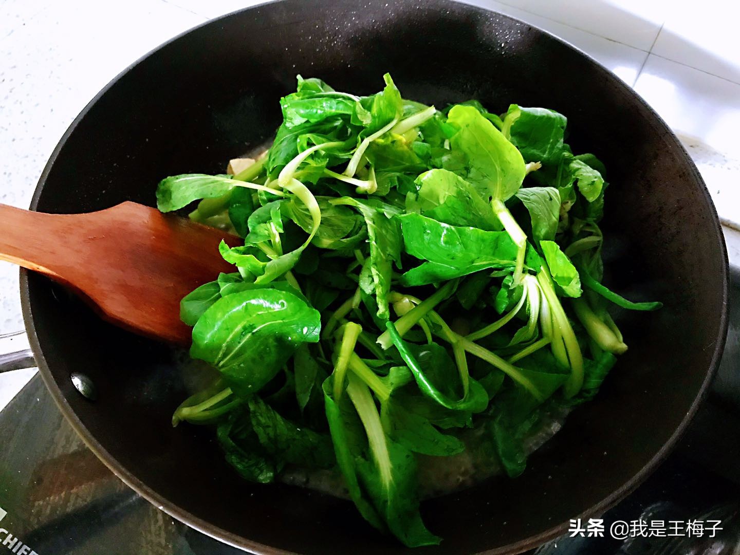 夏天，豆腐炒白菜比吃肉还香，我家隔三差五就做，一盘不够吃