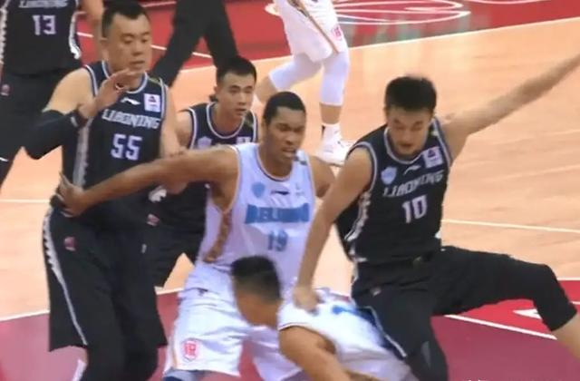 摔跤压出精的运动员是谁（辽宁小将真人精，上次摔得进医院还不长记性，道德天道你看到了吗）