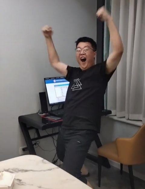 四川考生高考689分，父子俩激动相拥，网友直言谁是父亲