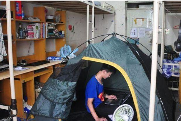 宿舍太热怎么办？看了各科大学生的“避暑”方式，原谅我笑出鹅叫