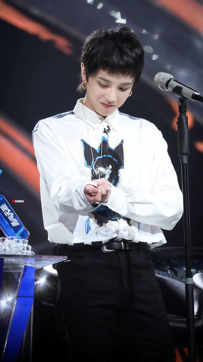 华晨宇被中国青年网点名，发文回应成亮点，为何花花会如此优秀？