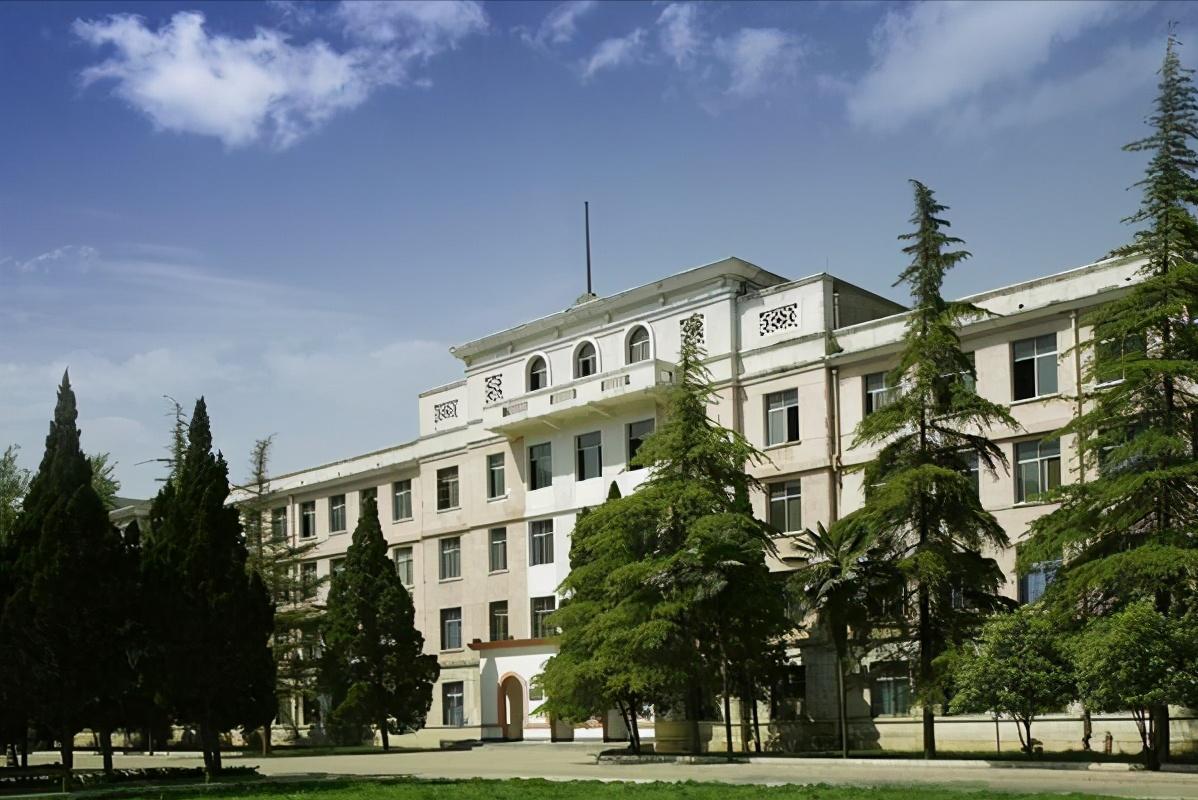 学校不安装空调，在校生在宿舍中暑！学生把学校“送”上热搜