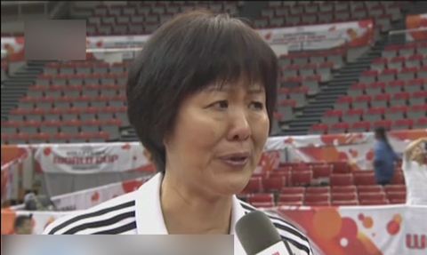 在里約率女排打哭現場1萬人（超罕見！郎平和朱婷都哭了的比賽，中國女排那座冠軍獎杯太沉重）