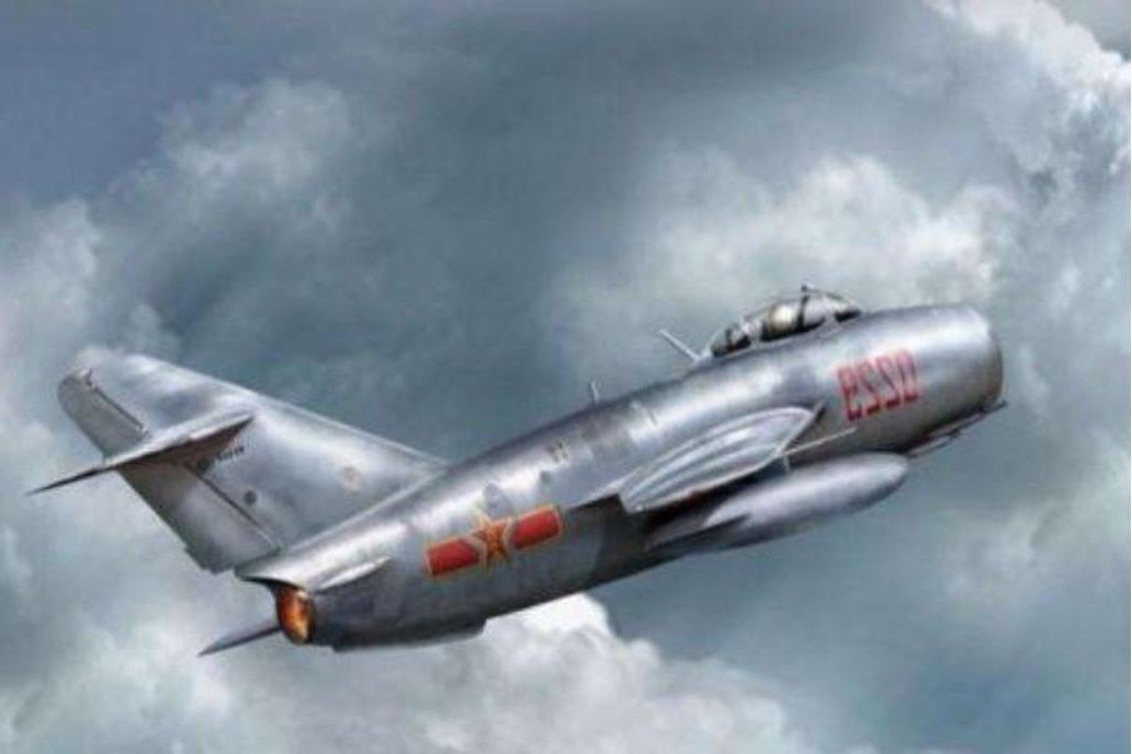 中国第一架飞机(新中国第一架国产喷气式战斗机,三把巨大翼刀,专灭