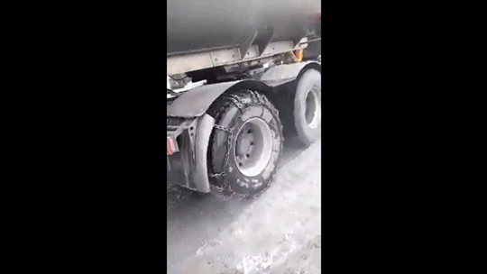 汽车百科知识：冰面雪地驾车如何防滑·新手司机建议阅读