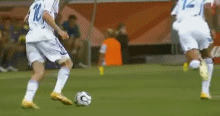 齐达内是哪年世界杯冠军（大师的绝唱！看34岁的齐达内这样征服世界 他如何站着不动过人）