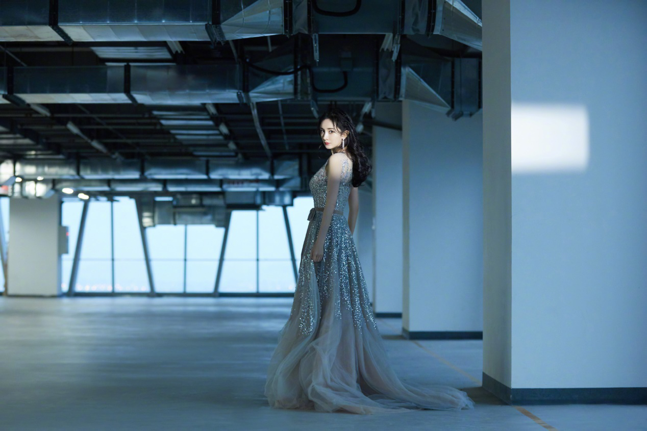 美女穿透明衣服(杨幂身穿"透视装"性感迷人,身材若隐若现,令人难以