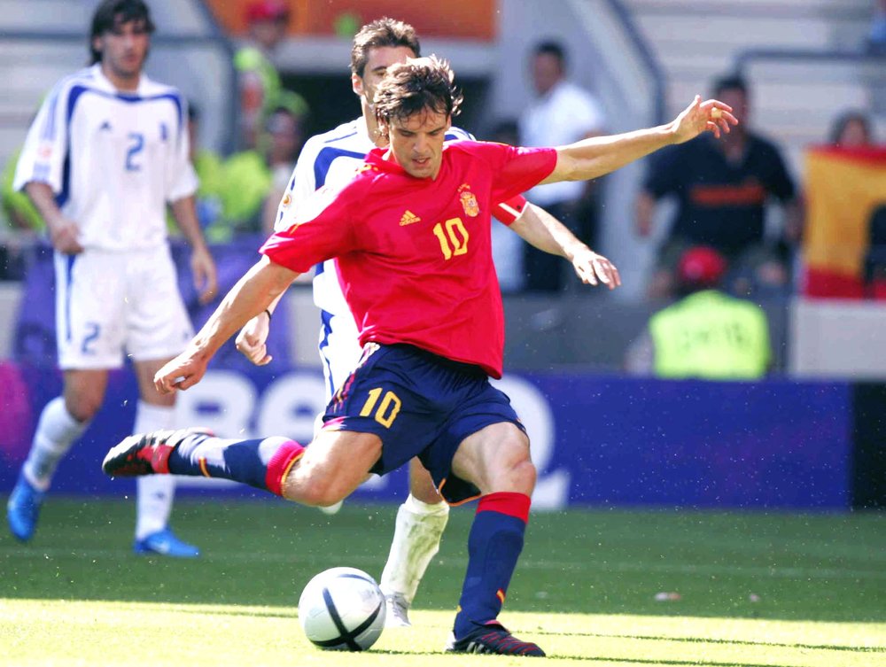 2004欧洲杯葡萄牙西班牙(兵强马壮的西班牙队，却倒在了欧洲杯小组赛，哈维将板凳坐穿)