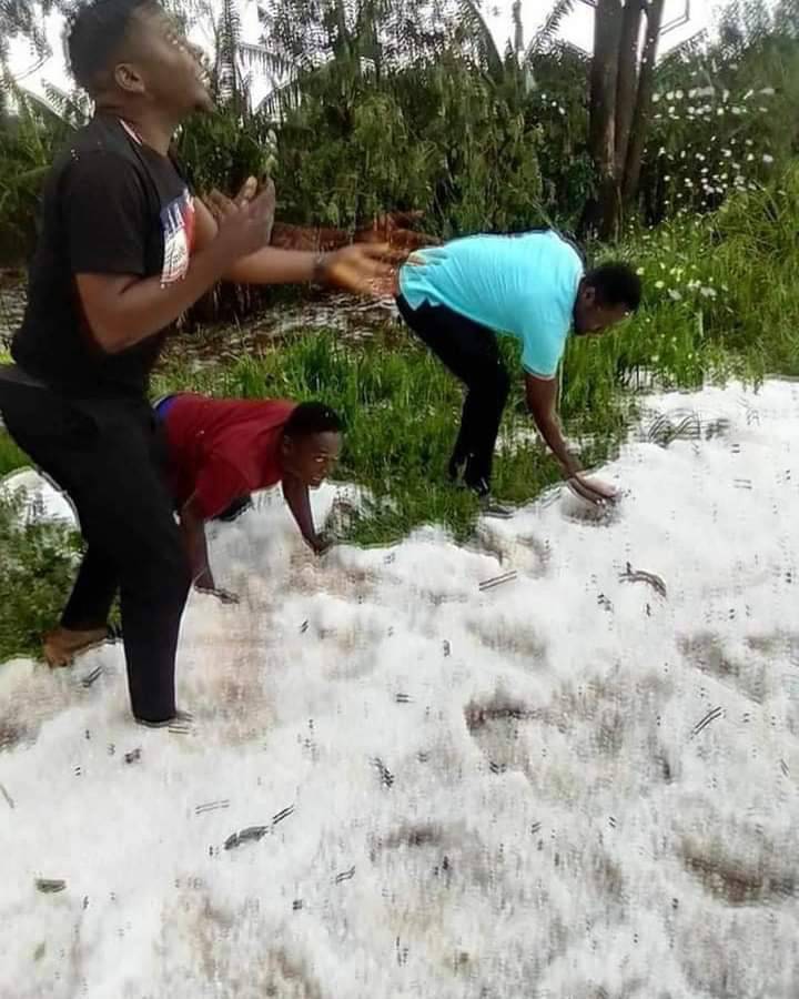 南非世界杯下雪了吗(非洲赤道附近突然冰雹降雪！民众开心如过年，背后隐情却让人担忧)