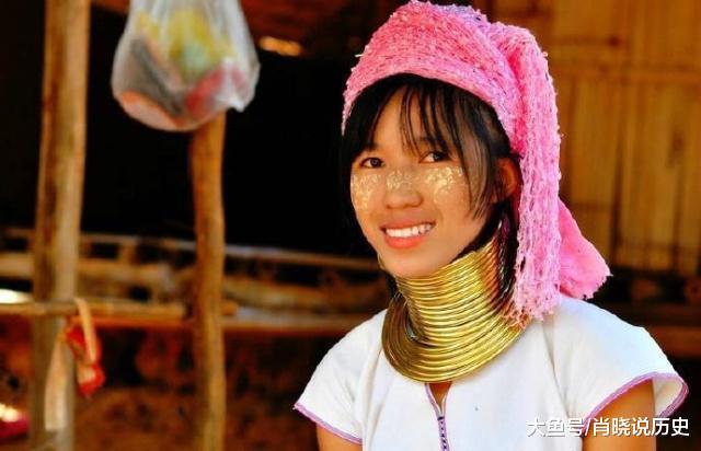 缅甸长颈族，一生只有三次机会取下铜环，取下后的样子让人心疼！
