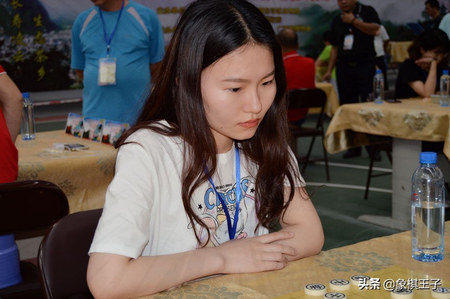 企鹅电竞天天象棋(凌云白毫茶杯次日惊天大翻盘曹岩磊被抽杀 赵玮狂飙竟多两大子！)