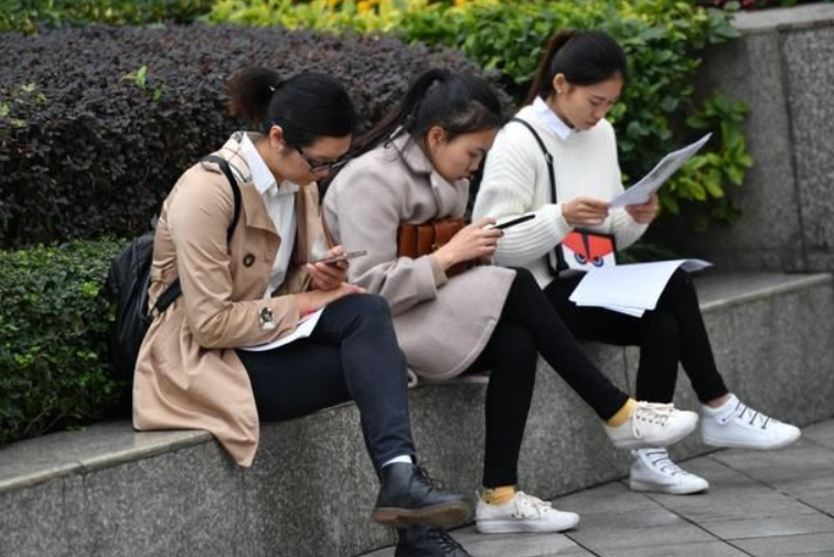 大学生毕业后，付费实习是捷径还是“天坑”？医学生闻言潸然泪下