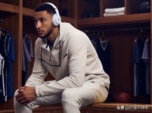 nba打球为什么戴耳塞(从搭配来讲，NBA球星更喜欢Beats耳机还是苹果耳机)