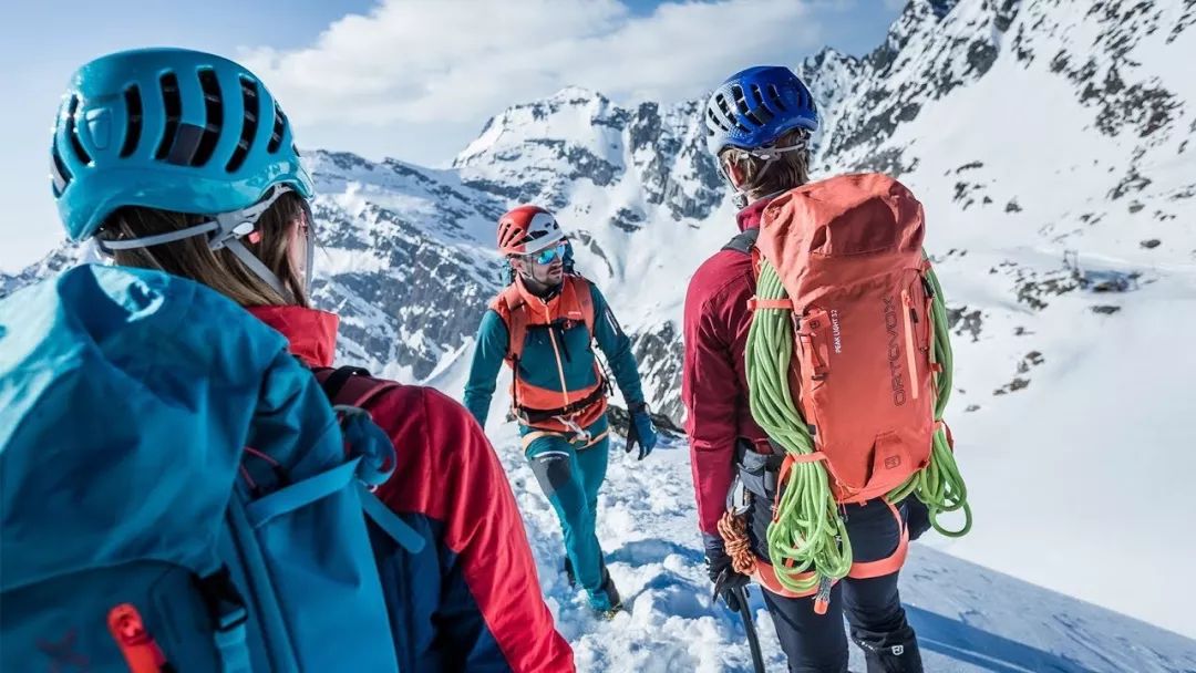 滑雪需要带什么呀（滑雪人必备！最全滑雪装备）