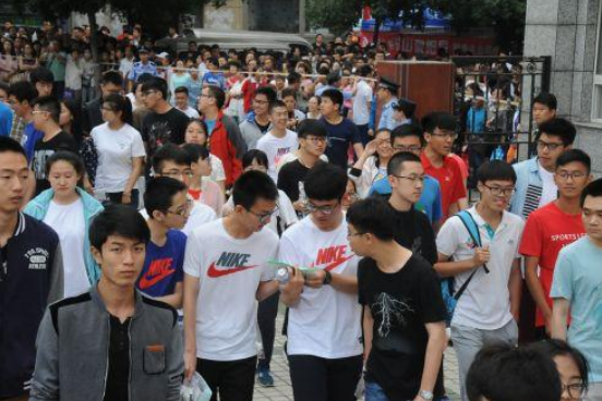 往年要600分才能上的高校，现在降了200分，却还是招不满人