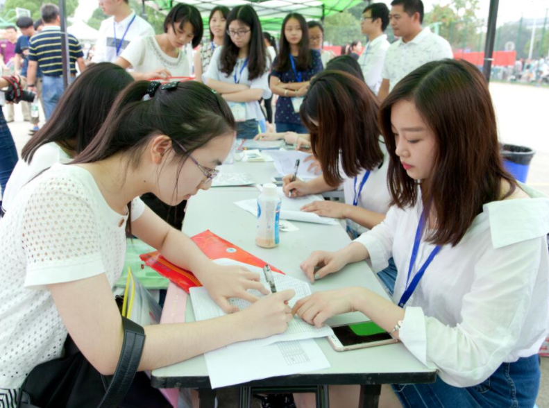 大一新生开学，笔记本电脑是否有必要带？过来人告诉你别掉以轻心