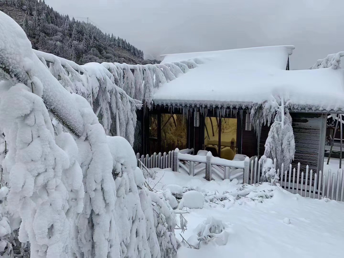 广州有哪些滑雪场哪个最好玩(南方冰雪世界，在广东这里就可以看云雾冰山、住雪屋，还有滑雪场)