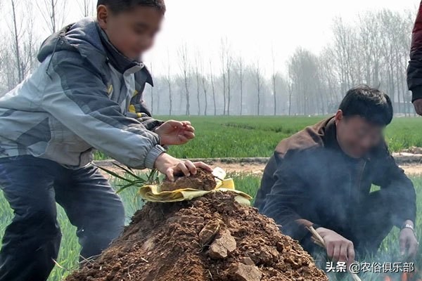 农村的丧葬习俗：下葬后要做七，一百天要叫饭，有钱人还要做道场