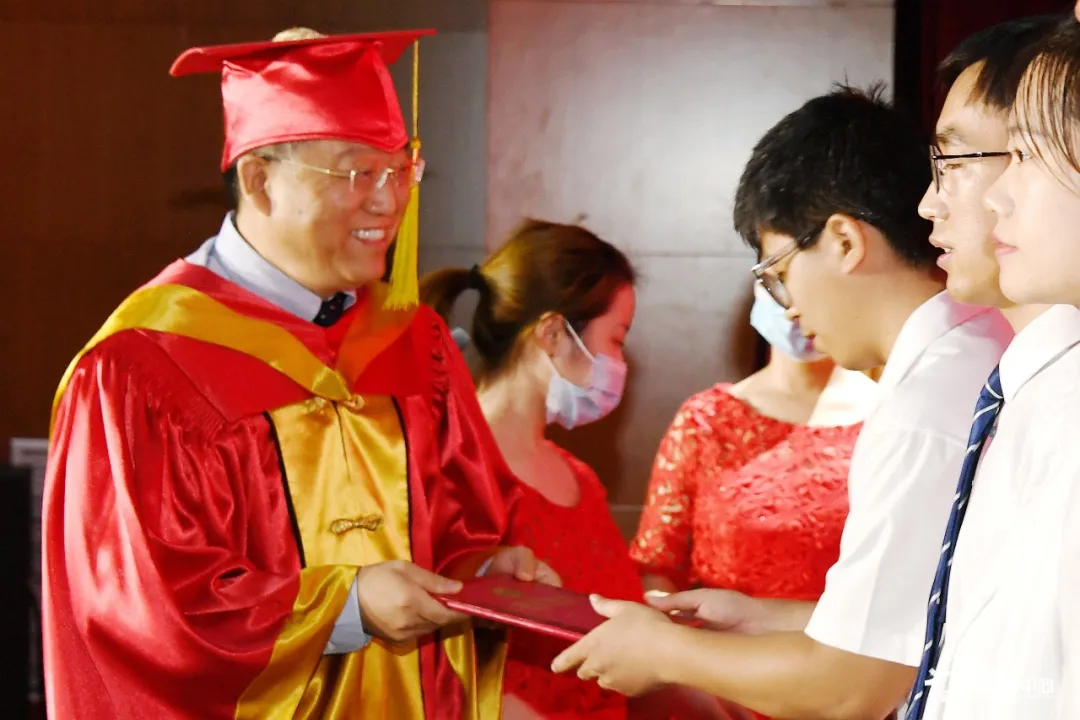 山东大学举行2020年研究生毕业典礼暨学位授予仪式