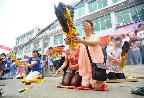 高考结束铃声响起，考生母亲“坐地大哭”，这个问题很严重