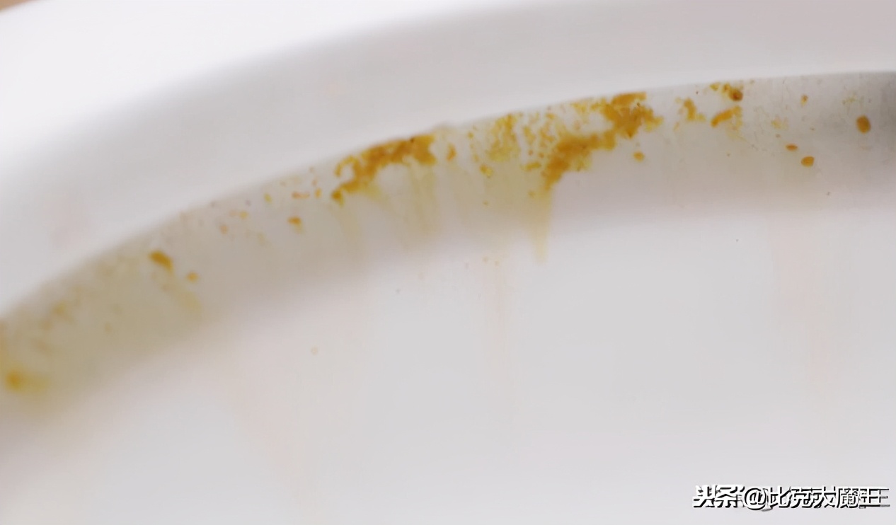 白醋加牙膏混合一起，做成清潔劑，清潔污垢一點(diǎn)都不費(fèi)勁，太棒了