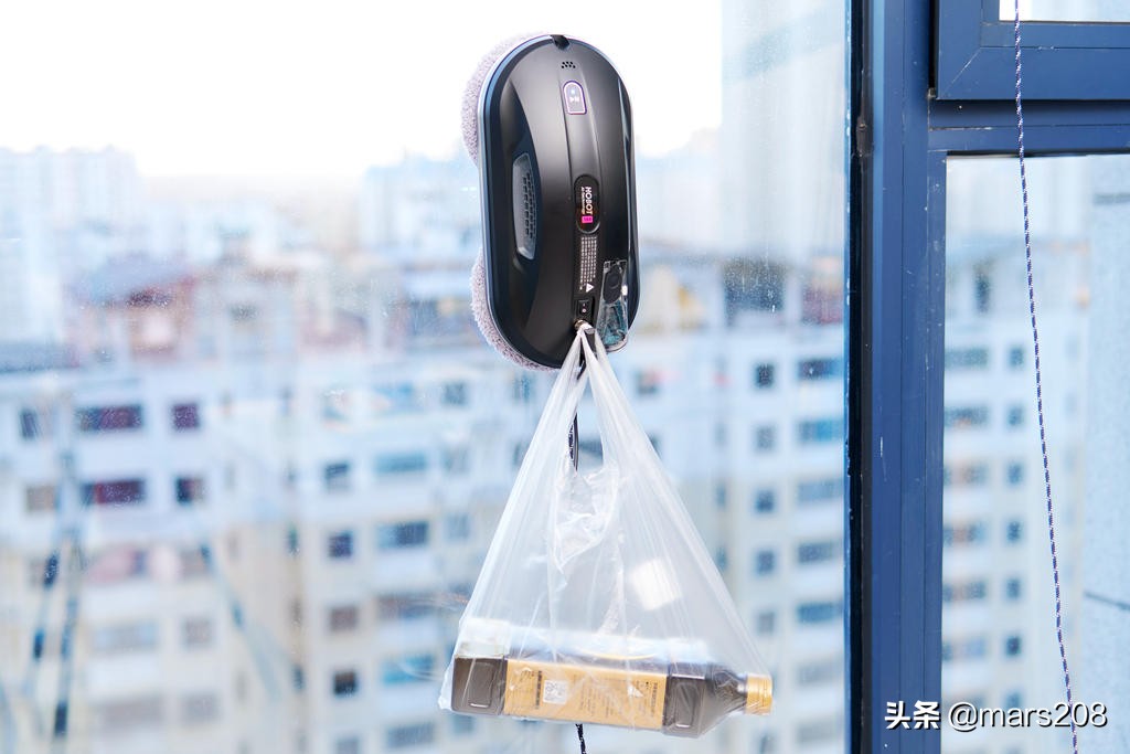 今后擦玻璃就靠它了，窗明镜亮心情好，玻妞擦窗机器人388体验