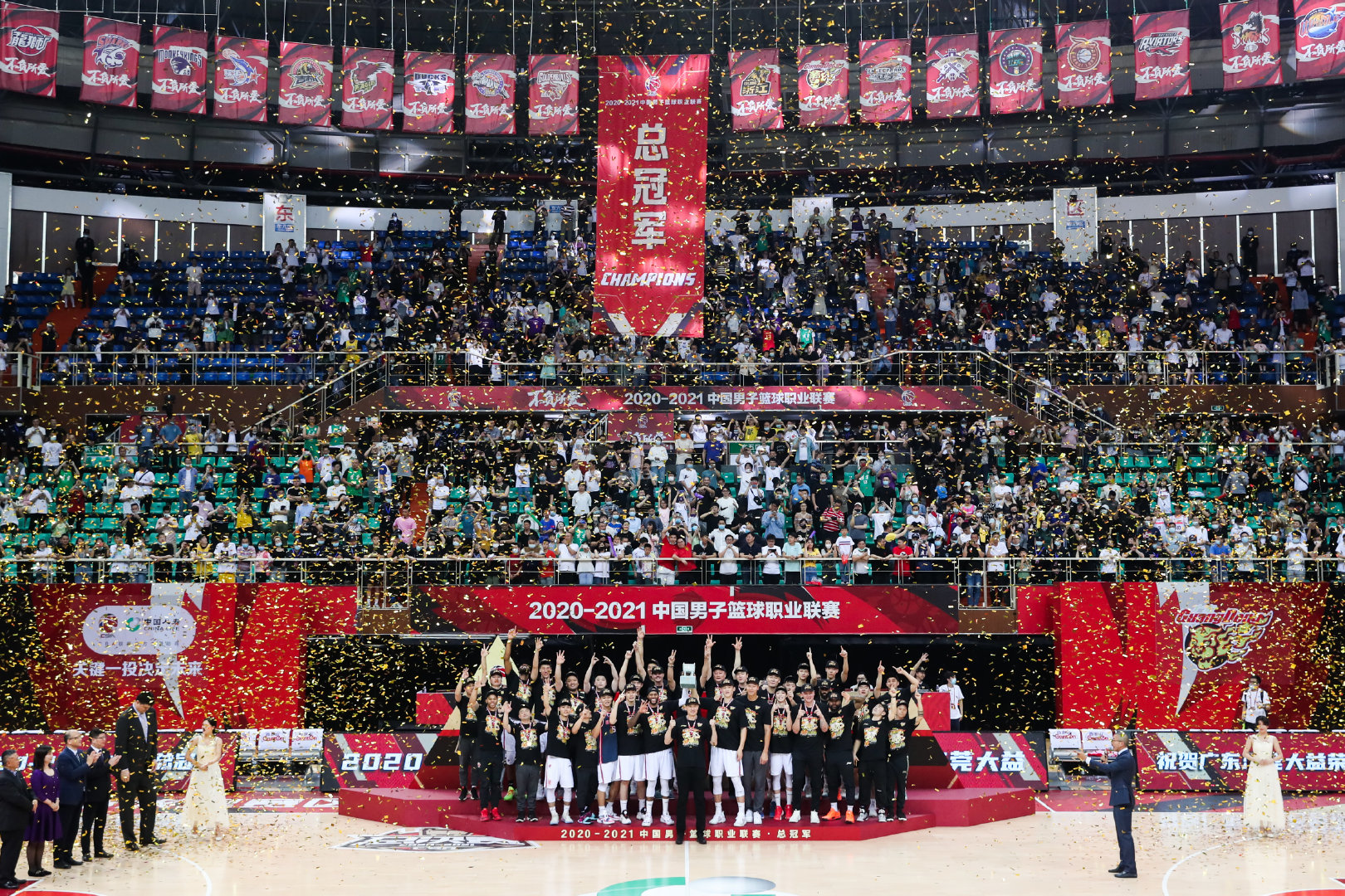 cba颁奖姚明为什么板着脸（CBA总决赛颁奖：姚明大合照被迫站C位，广东队老板强势登场）-趣拿体育