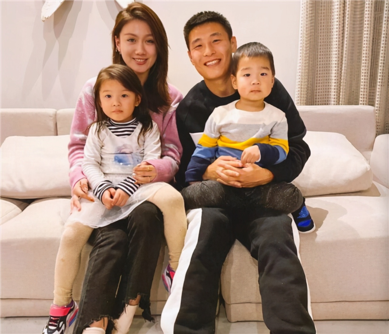 法甲為什么印中文（大巴黎穿中文球衣示好中國(guó)球迷，被指責(zé)沒(méi)誠(chéng)意：大家在看西乙武磊）