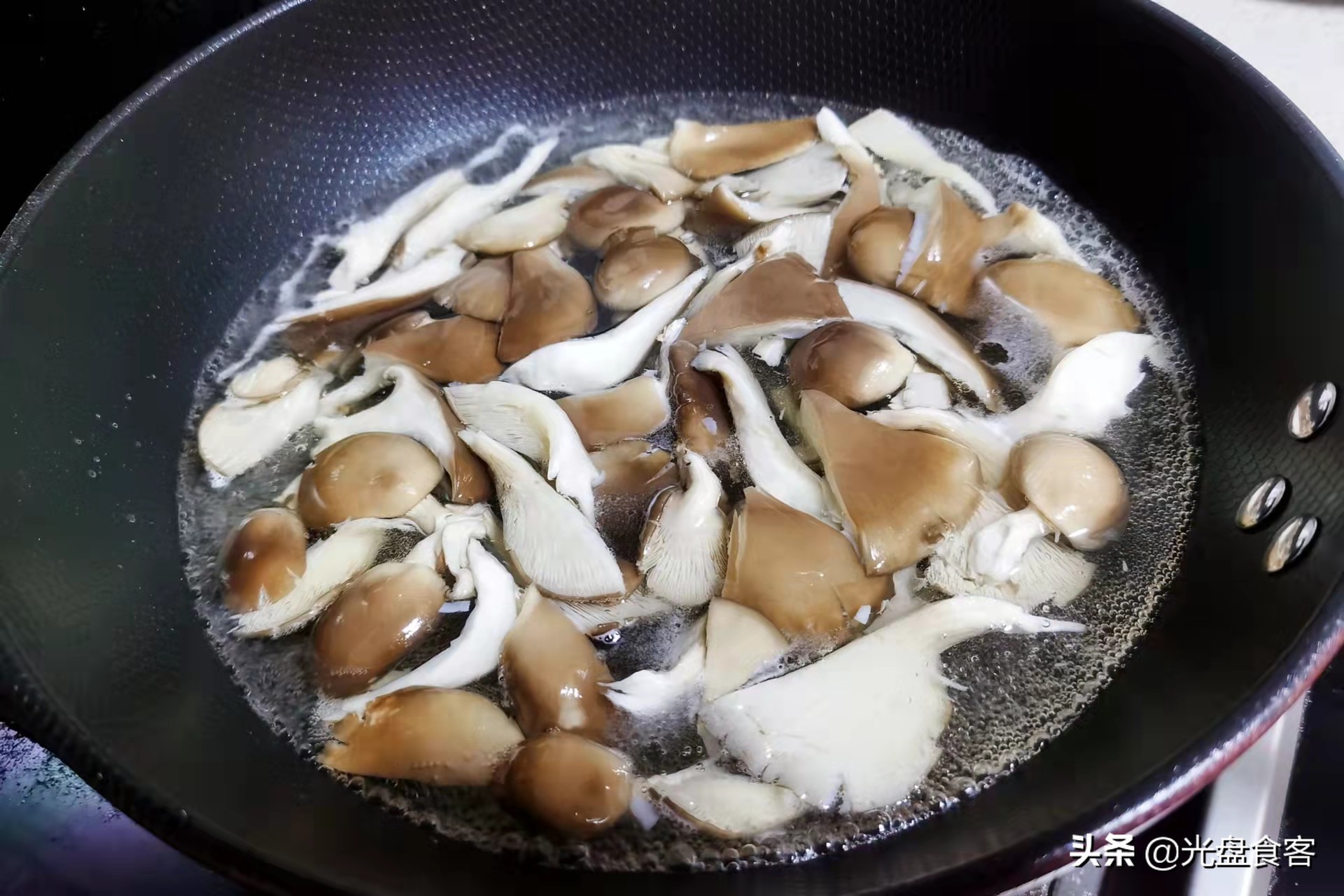 炸平菇时，裹淀粉或面粉都不对！教你正确的做法，焦香酥脆不回软