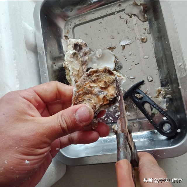 生蚝3秒打开的方法，工具很重要，蒜蓉蒸生蚝，这样做才过瘾