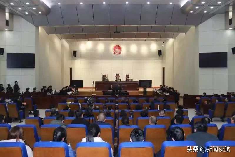 玛莎拉蒂司机下跪道歉遭拒,玛莎拉蒂司机下跪道歉遭拒视频