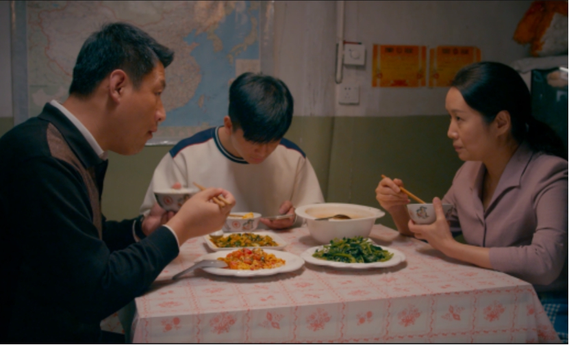 大学生与父母的聊天记录走红，没到月底不要想我，家长才是段子手