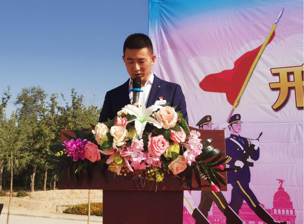 晴空无限展新途 意气风发逐梦行