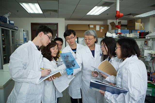 上海高考状元，公费留美后决定不回来，如今为何她三天两头回来？