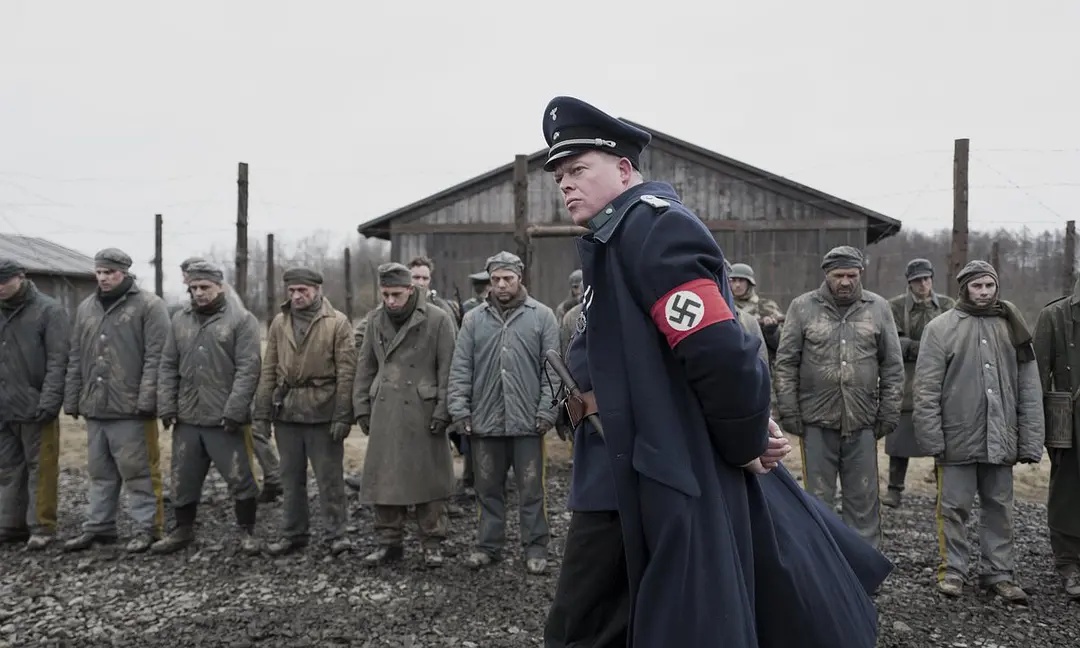 威利为教训不听话的基宾斯基,在他耳边开枪以示惩戒,然后将四名逃兵绑