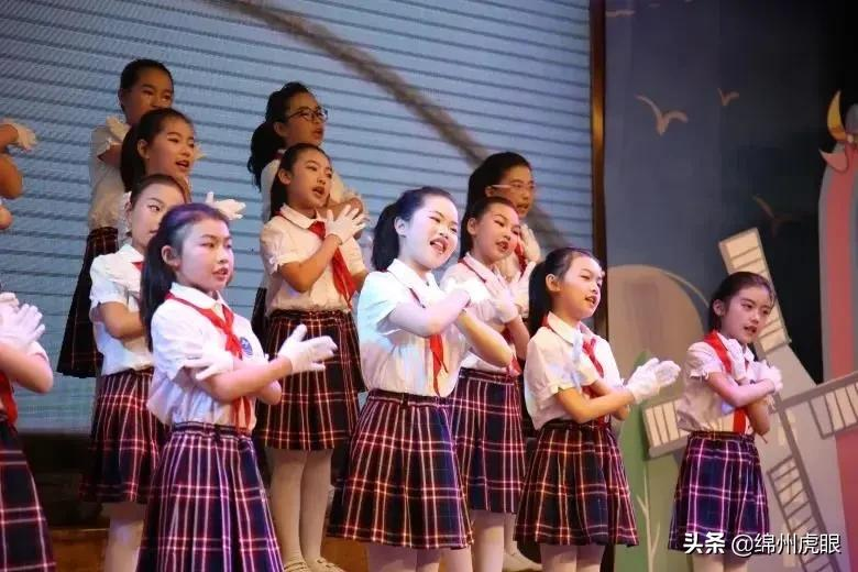 好心疼！绵阳十二三岁的娃娃，竟被学校赶下田去插秧子