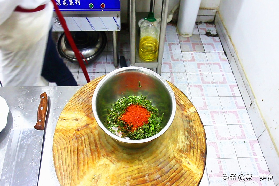 香椿怎么吃（香椿的正确食用方法，焯不焯水看你怎么选，和豆腐伴着吃，真香）