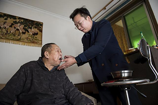 清华毕业后：他工作5年后辞职，回乡做保安，从不参加同学聚会