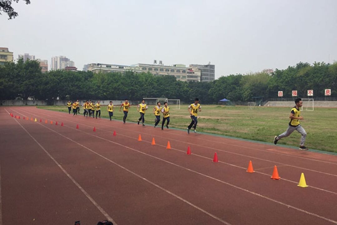 体育场跑步跑外圈还是内圈(体育老师公认的“省力跑步法”，长跑也不容易累，中考生建议收藏)