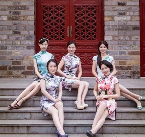 “JK毕业照”走红，满屏都是大长腿，网友：行走的招生简章