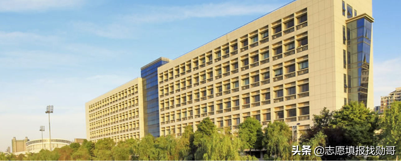 中国迁址”最成功“大学！从河南迁到武汉后，名气一路攀升