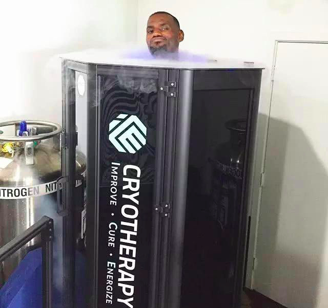 nba球员为什么嚼冰块（为何詹姆斯C罗梅西，在比赛后要钻进急冻箱？气温低达零下200度）