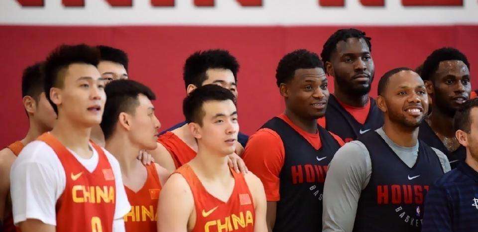 为什么nba球员肌肉不一样（没有对比就没有差距！中国球员和NBA球员站一起时，肌肉差太多了）