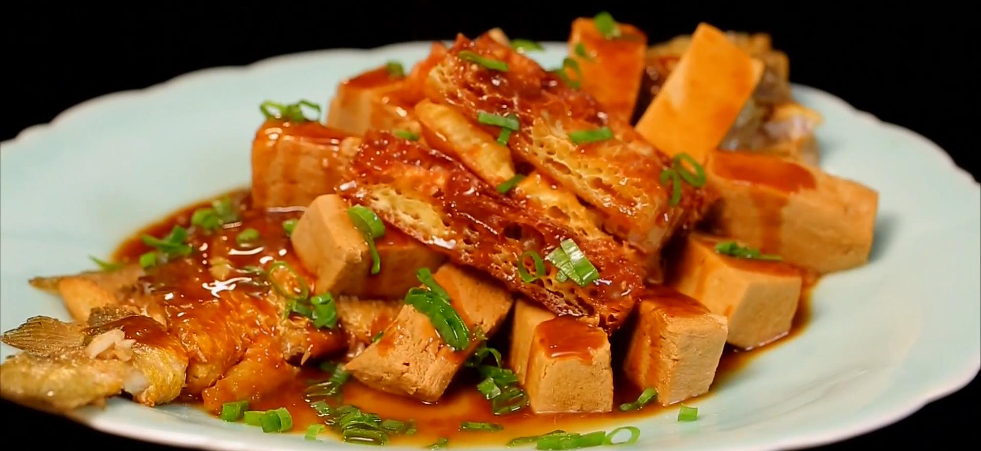 黄花鱼炖豆腐，鲜嫩入味，看着就有食欲