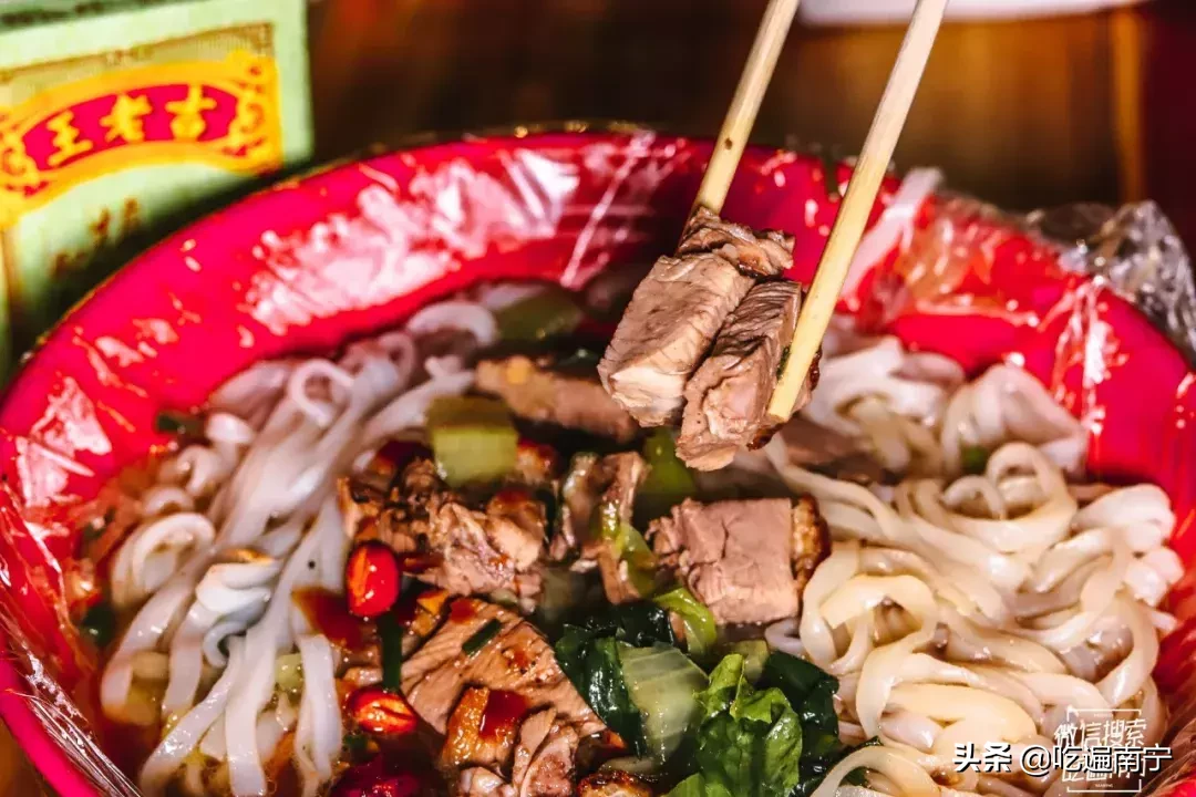 这家晚上10点半才开摊的烧鸭粉!还没开摊就有人在排队