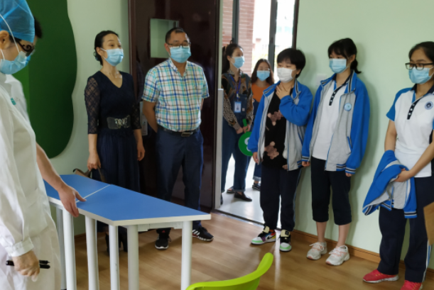 高考体检需要“一丝不挂”？学生被吓出表情包，体检医生很无奈