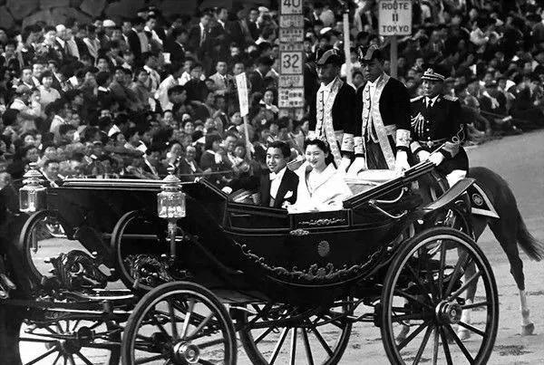 她是日本名媛，是明仁初恋，拒绝电话订婚，为何75岁称配不上明仁