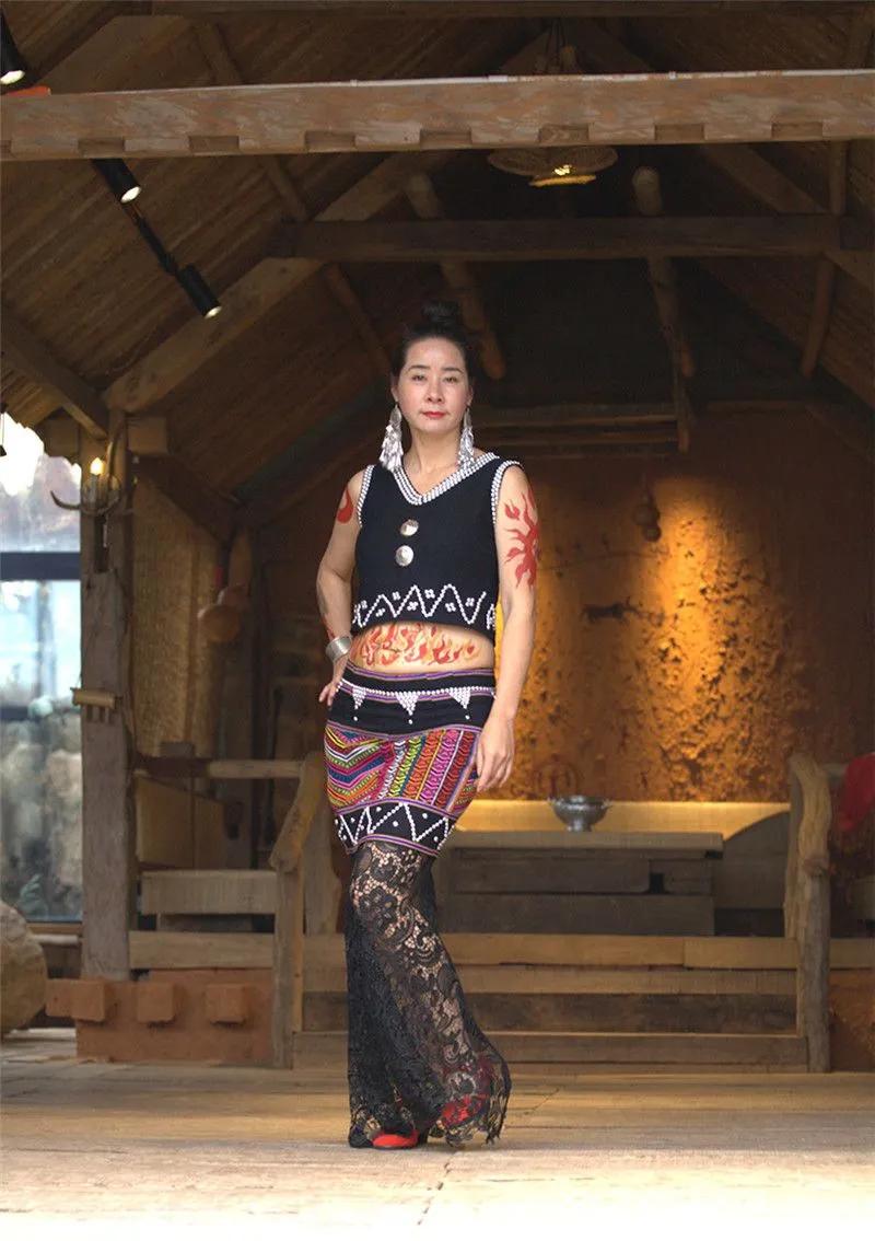 这些服装和服饰的搭配穿戴,形成了佤族独特的服饰文化.