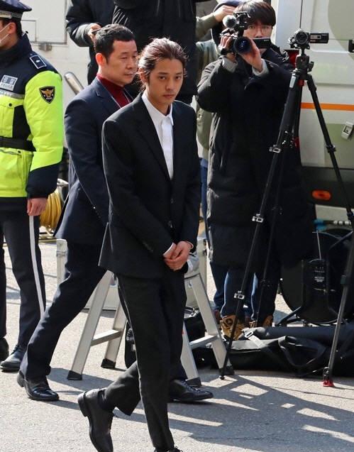 间谍记者揭露了郑俊英的“性丑闻”的详细内容，采访受害女性时，愤慨地流下了眼泪。