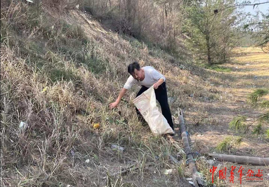 千億富翁春節在海南撿垃圾